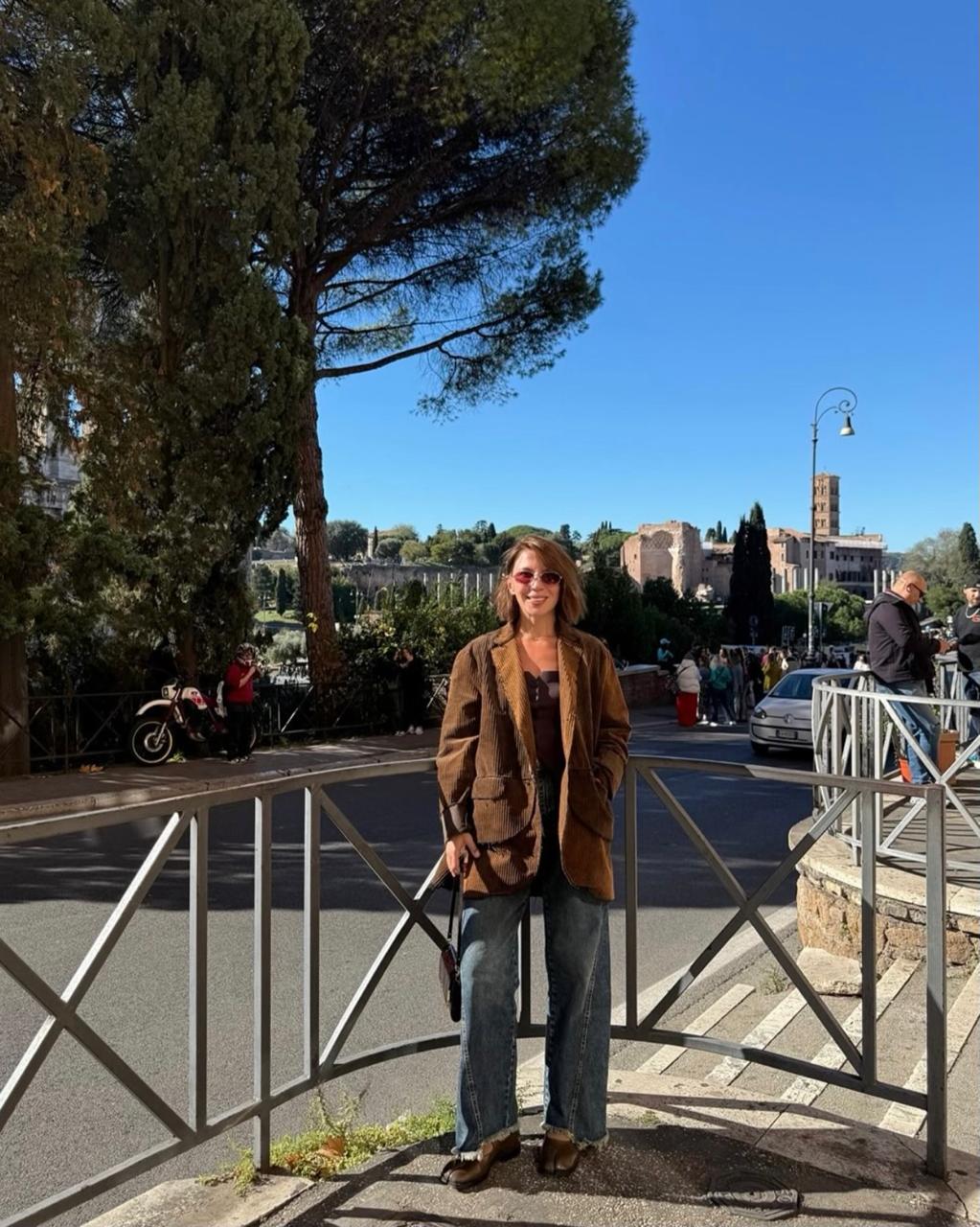 Jasmine in an oversized brown corduroy blazer and wide-leg jeans by the Roman Forum